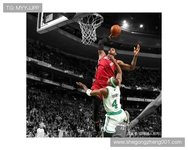 里夫斯精准高抛传球詹姆斯飞跃空中完成精彩扣篮